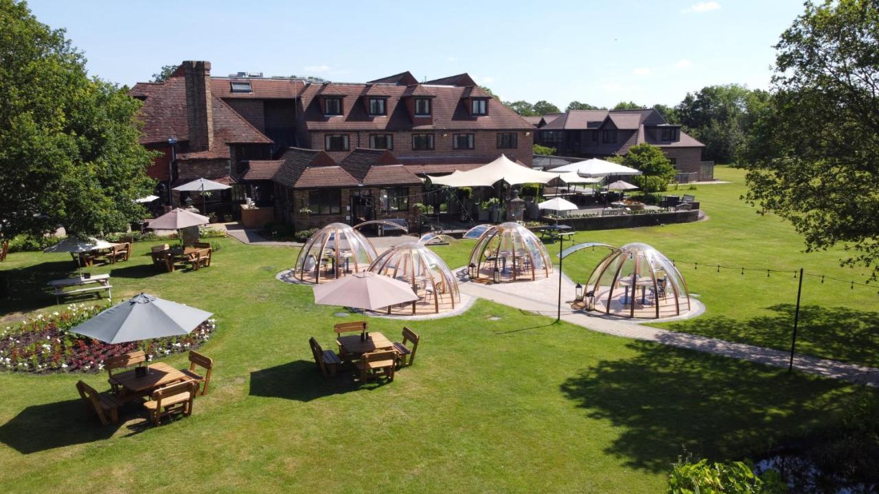 Stirrups Hotel Бракнел Екстериор снимка