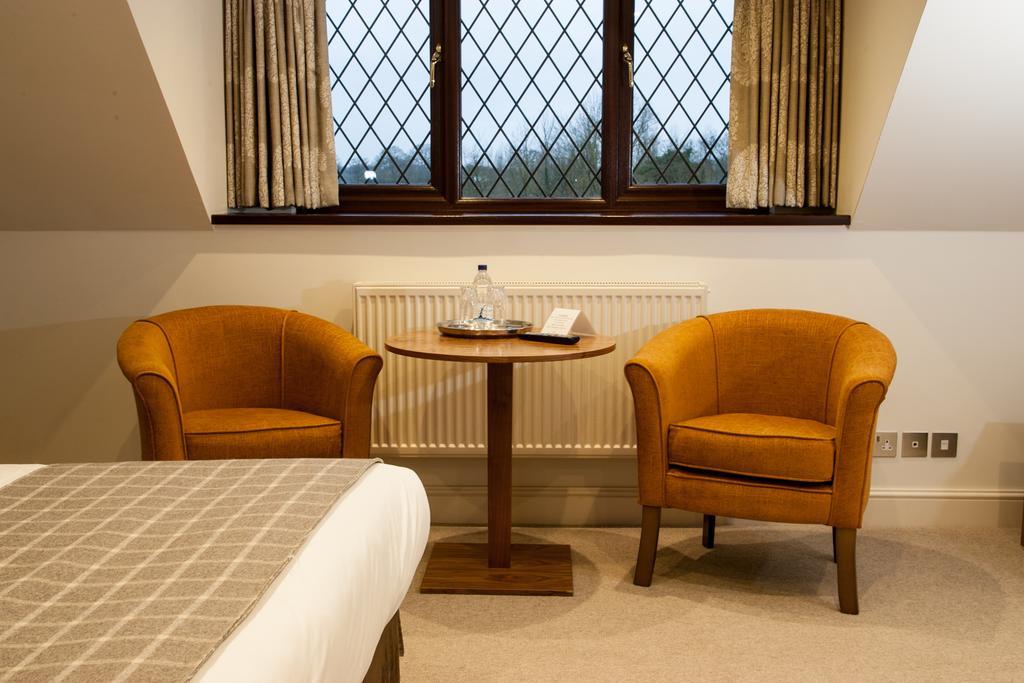 Stirrups Hotel Бракнел Екстериор снимка