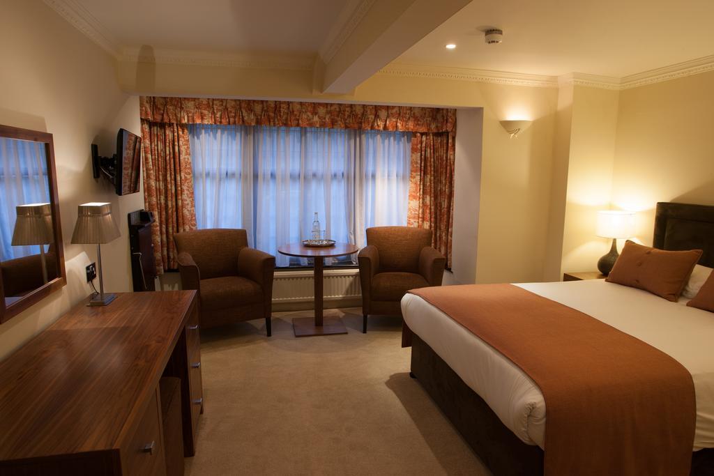 Stirrups Hotel Бракнел Екстериор снимка