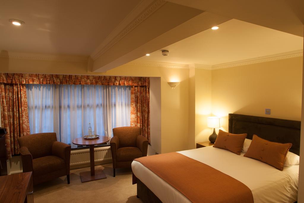 Stirrups Hotel Бракнел Екстериор снимка
