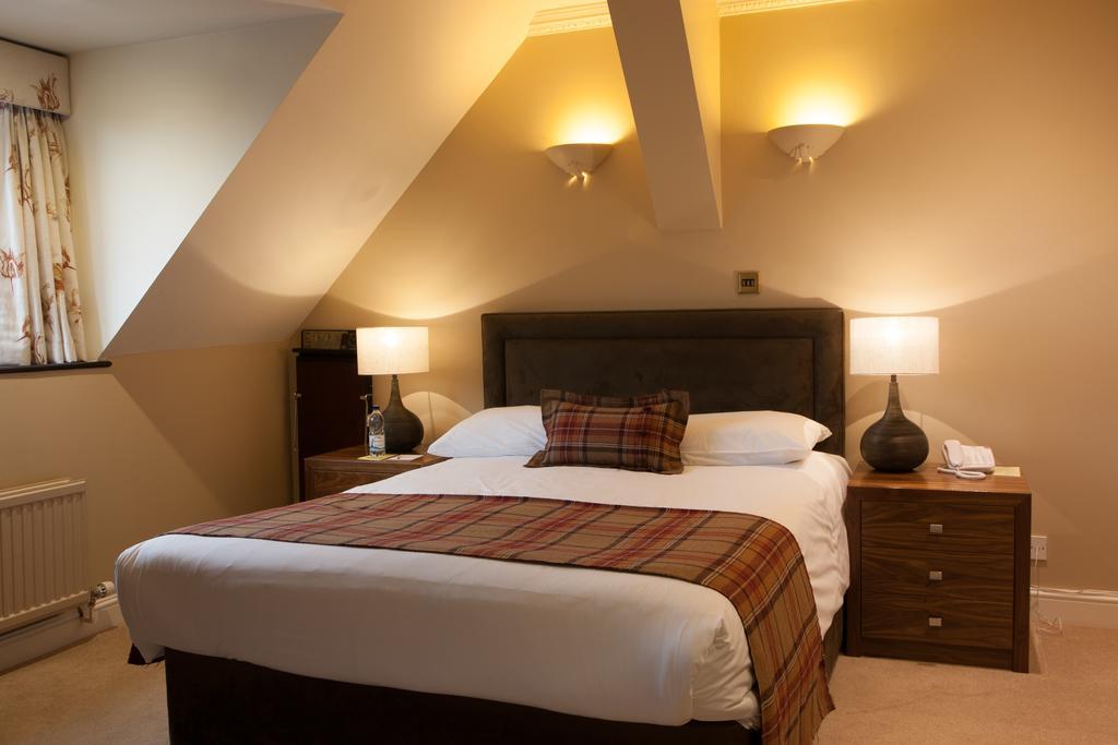 Stirrups Hotel Бракнел Екстериор снимка
