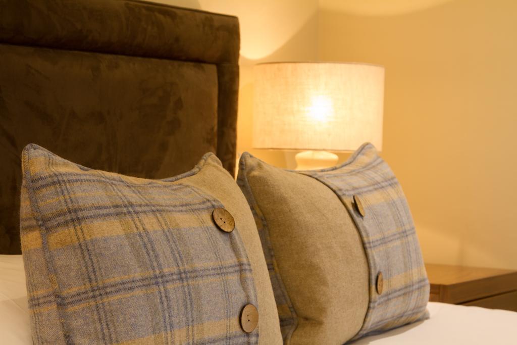 Stirrups Hotel Бракнел Екстериор снимка