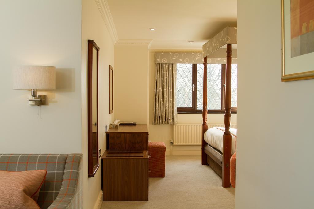 Stirrups Hotel Бракнел Екстериор снимка