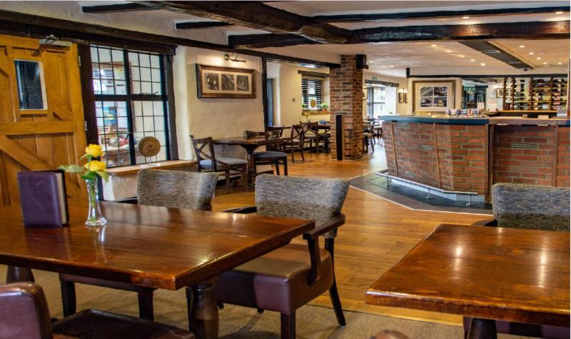 Stirrups Hotel Бракнел Екстериор снимка