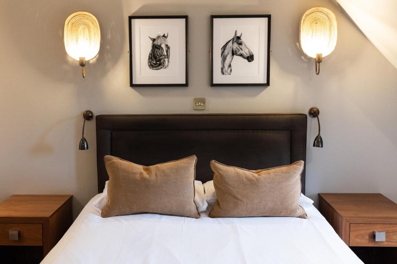 Stirrups Hotel Бракнел Екстериор снимка