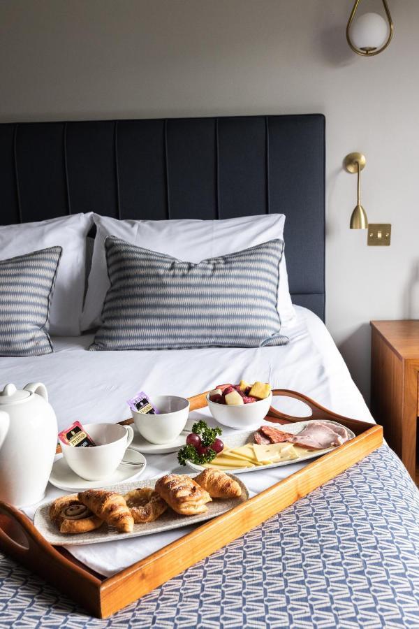 Stirrups Hotel Бракнел Екстериор снимка