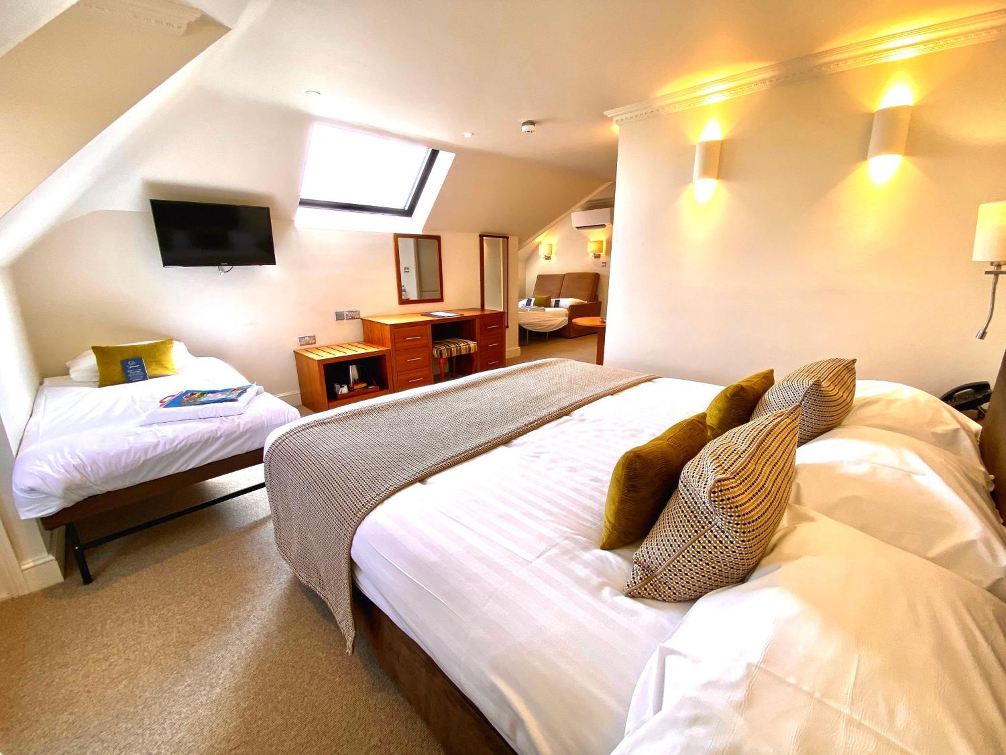 Stirrups Hotel Бракнел Екстериор снимка