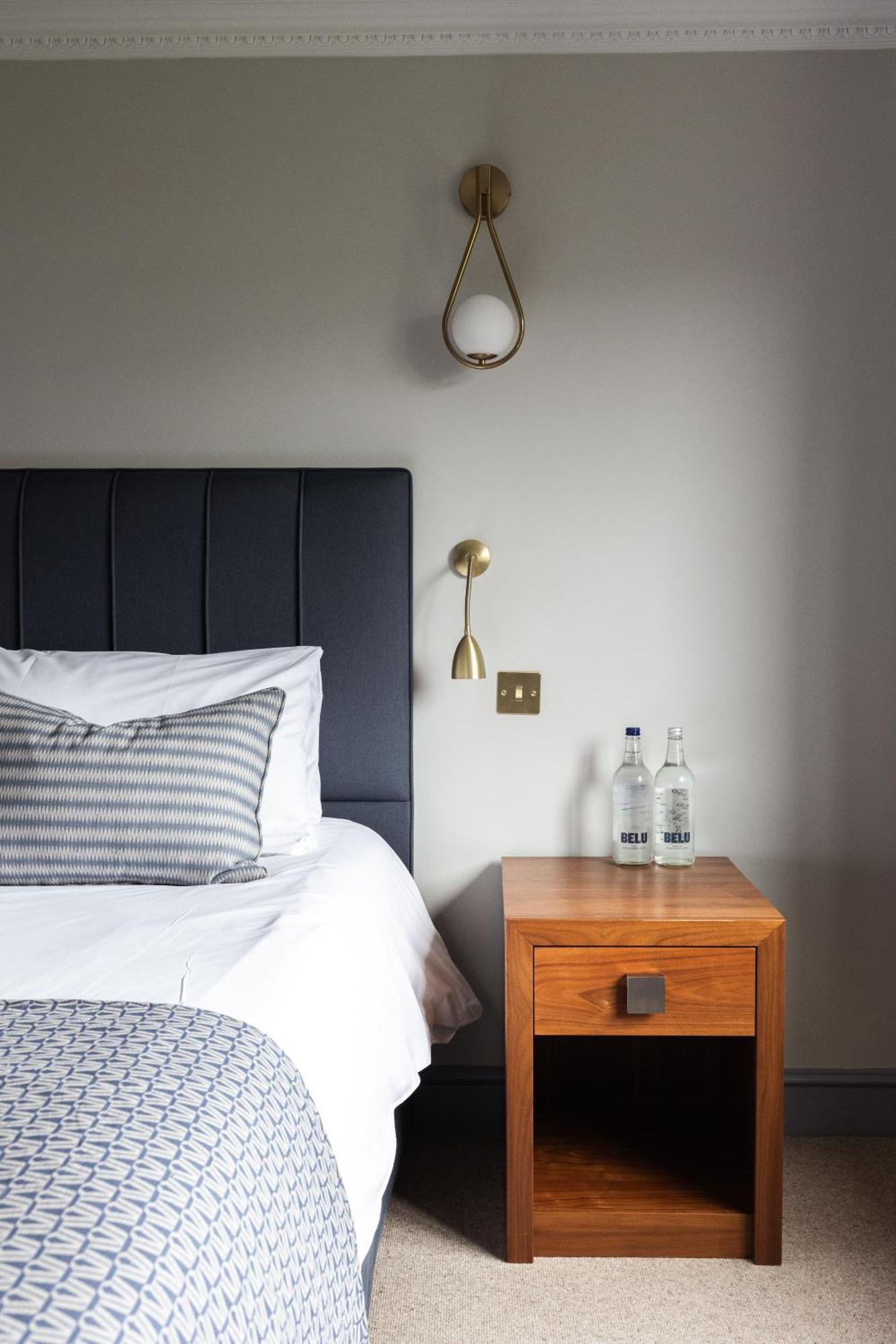 Stirrups Hotel Бракнел Екстериор снимка