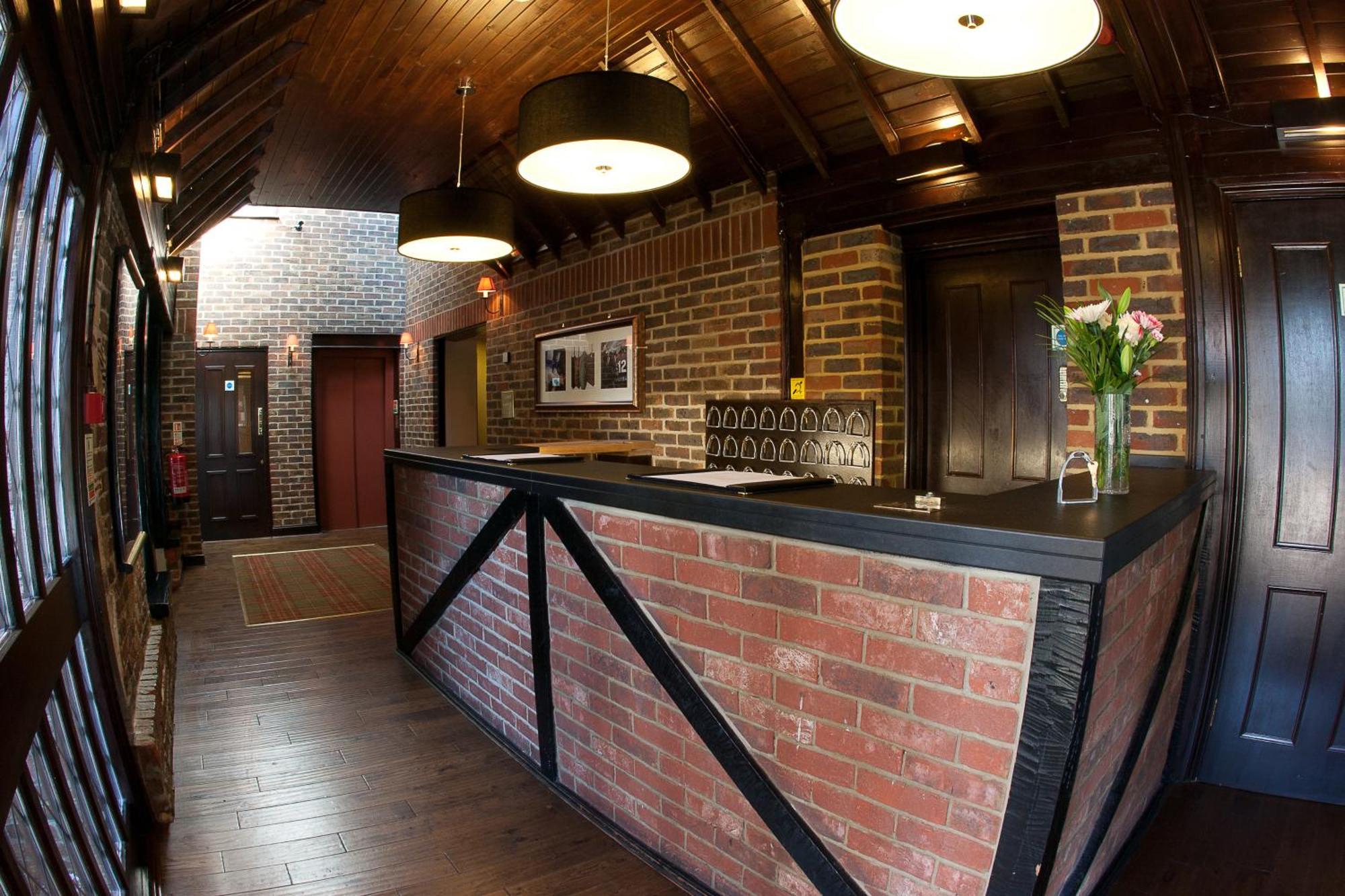 Stirrups Hotel Бракнел Екстериор снимка