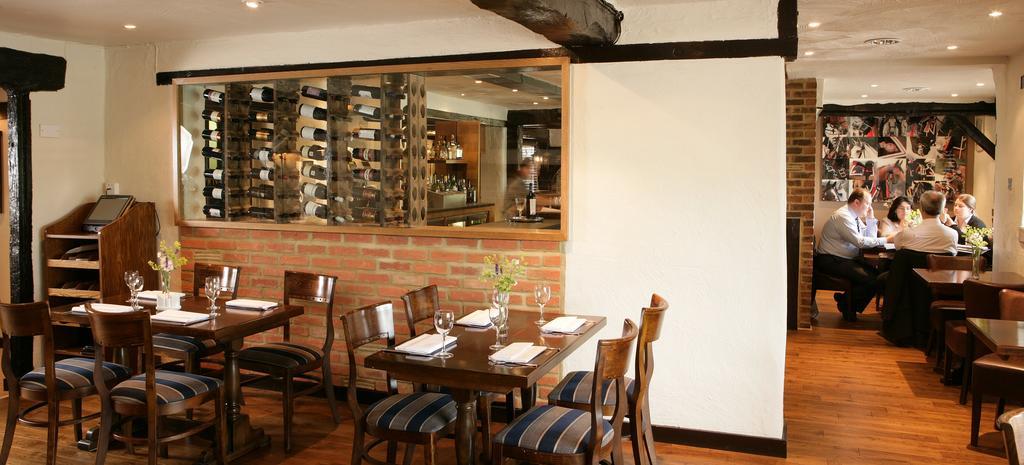 Stirrups Hotel Бракнел Екстериор снимка