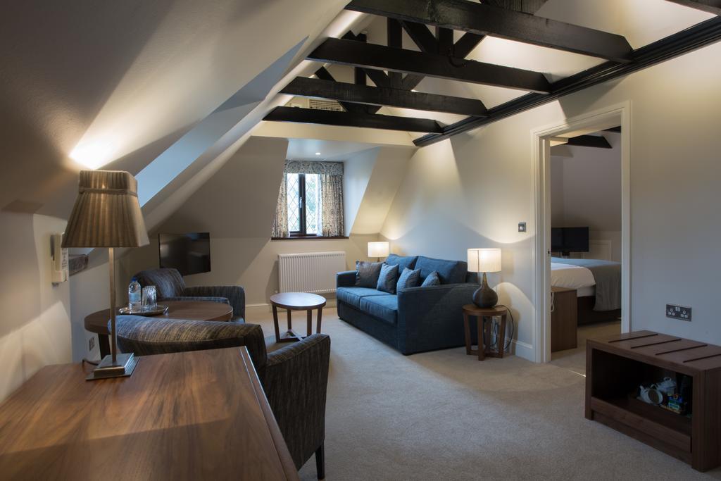 Stirrups Hotel Бракнел Екстериор снимка