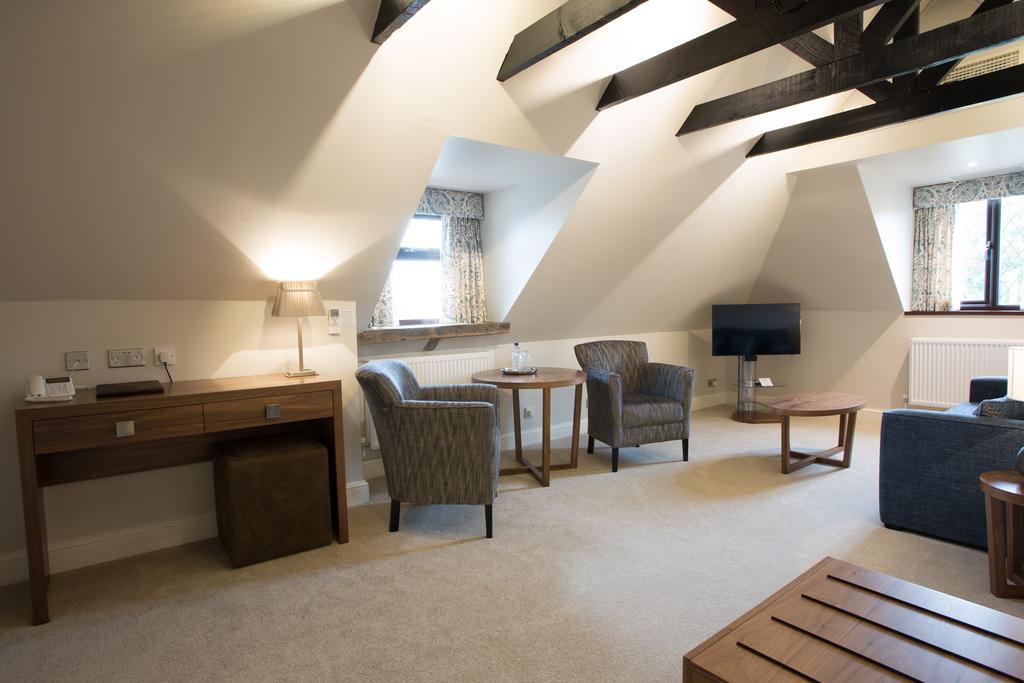 Stirrups Hotel Бракнел Екстериор снимка