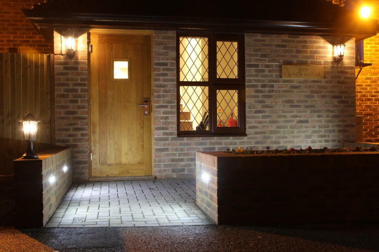 Stirrups Hotel Бракнел Екстериор снимка
