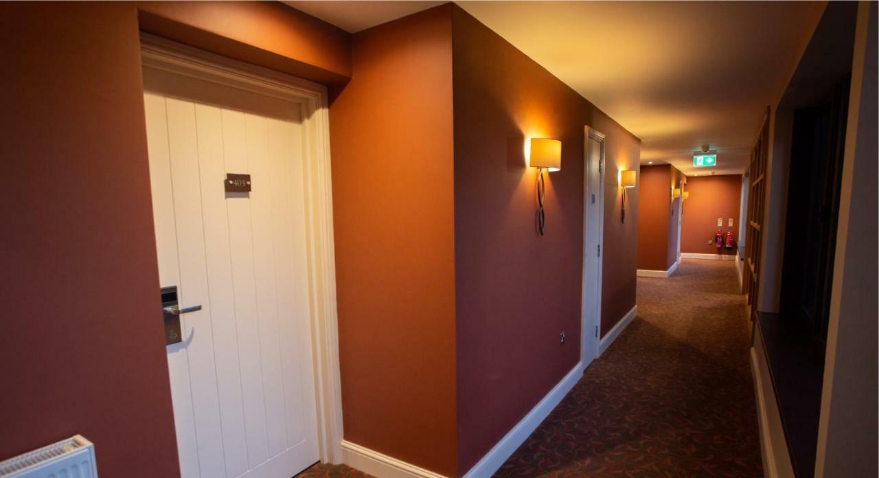 Stirrups Hotel Бракнел Екстериор снимка